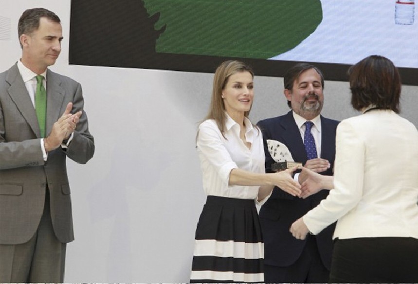 reina letizia recibiendo galardón