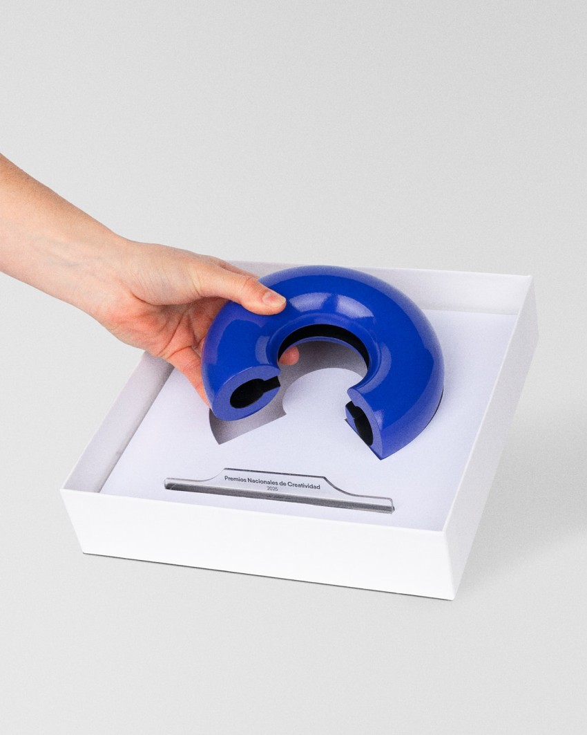 Troféu feito por medida fabricado pela Sustain Awards para Prémios C de C - Jovens Criativos, 2025