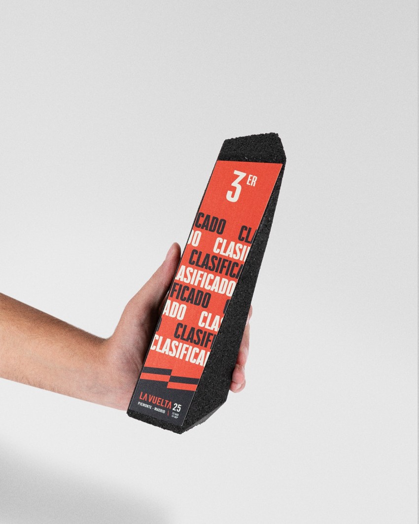 Troféu feito por medida fabricado pela Sustain Awards para La Vuelta, 2025