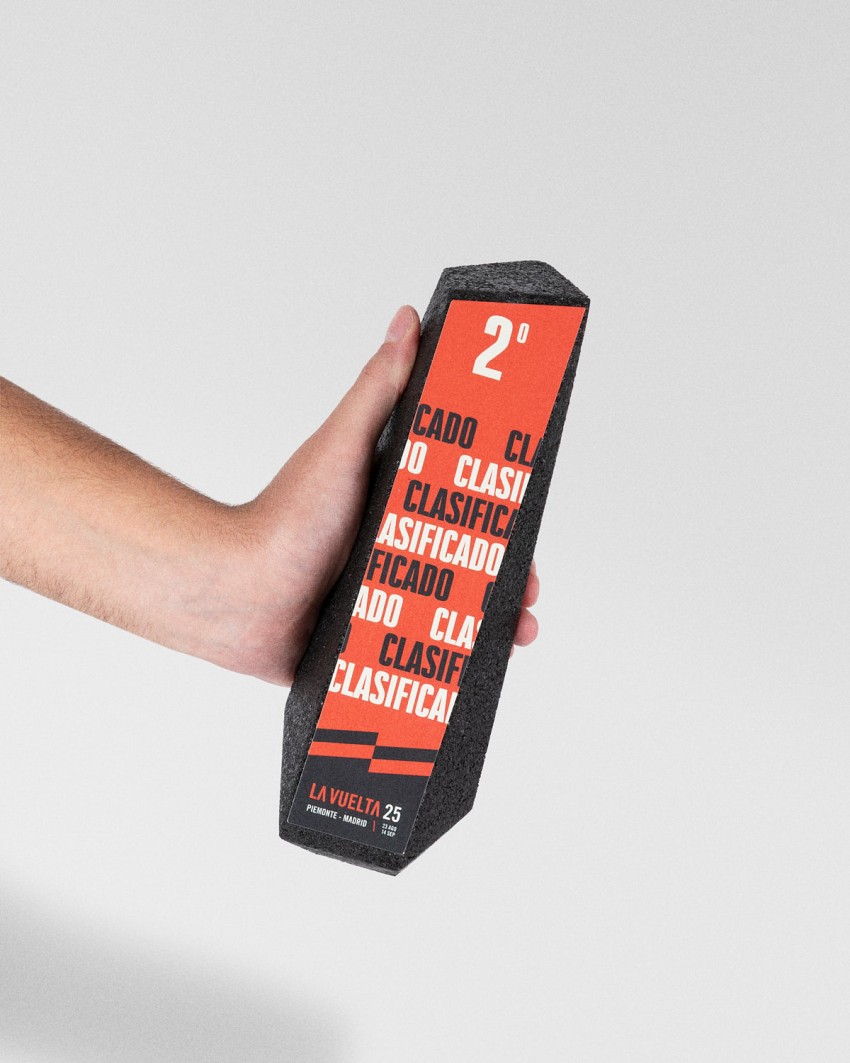 Troféu feito por medida fabricado pela Sustain Awards para La Vuelta, 2025
