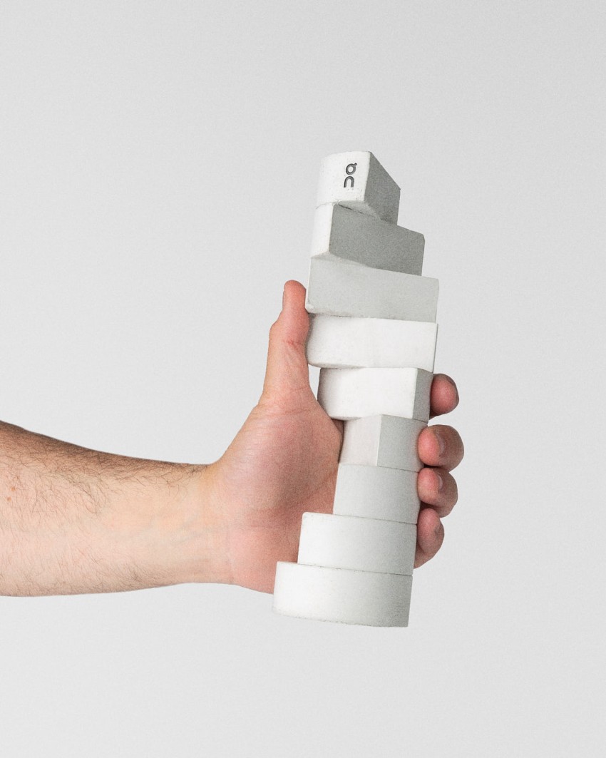 Troféu On Squad Race World Series 2026 em betão com borracha reciclada, forma modular empilhada