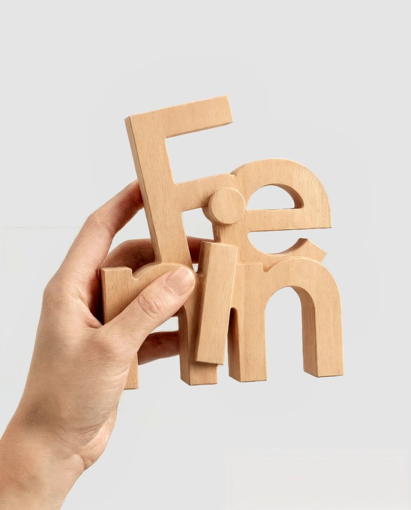 Troféu Fenin 2026 em madeira de faia FSC com tipografia tridimensional, projetado e fabricado mediante fresagem CNC