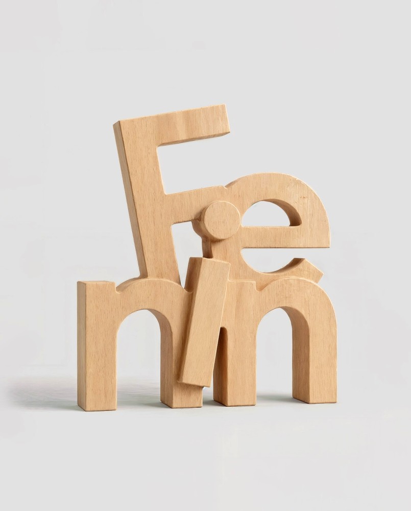 Troféu Fenin 2026 em madeira de faia FSC com tipografia tridimensional, projetado e fabricado mediante fresagem CNC 2