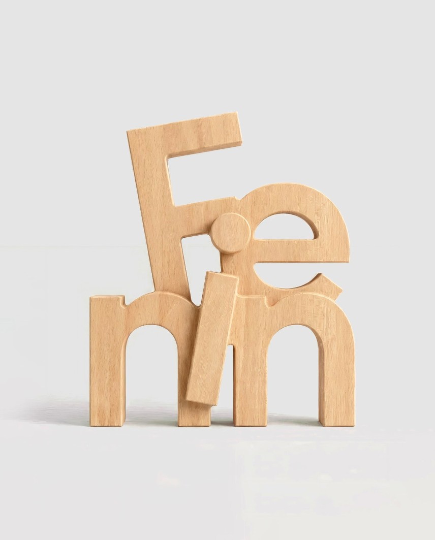 Troféu Fenin 2026 em madeira de faia FSC com tipografia tridimensional, projetado e fabricado mediante fresagem CNC