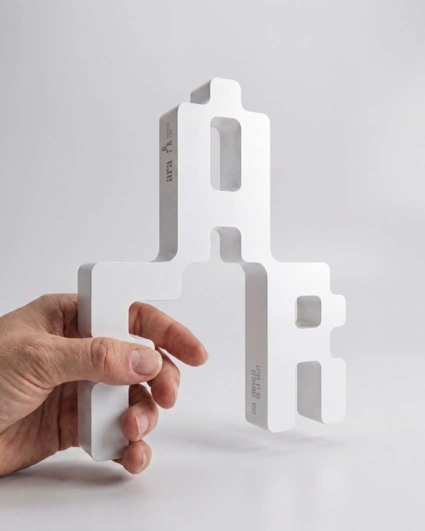 Troféu à medida para Diari ARA – Premis FAR, 2026, fabricado pela Sustain Awards, segurado com uma mão