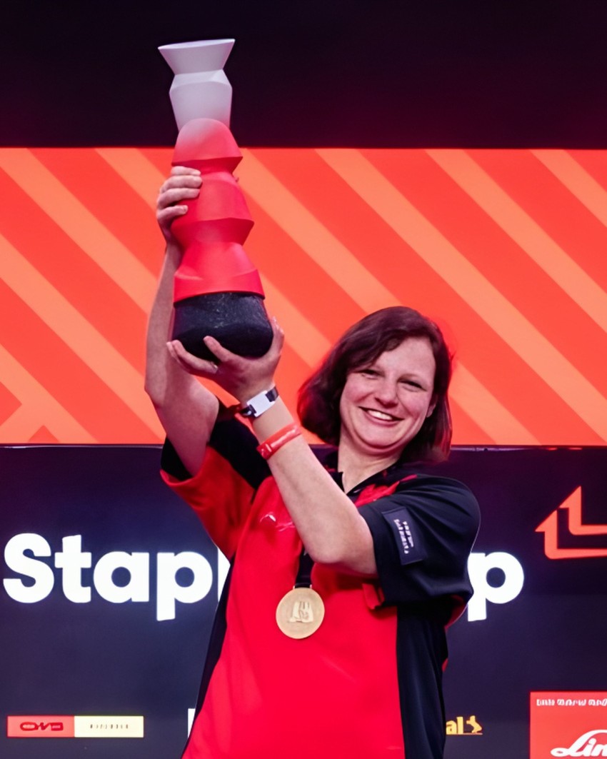 Troféu à medida StaplerCup, 2026 – degradé do cinzento ao vermelho sobre base de borracha reciclada