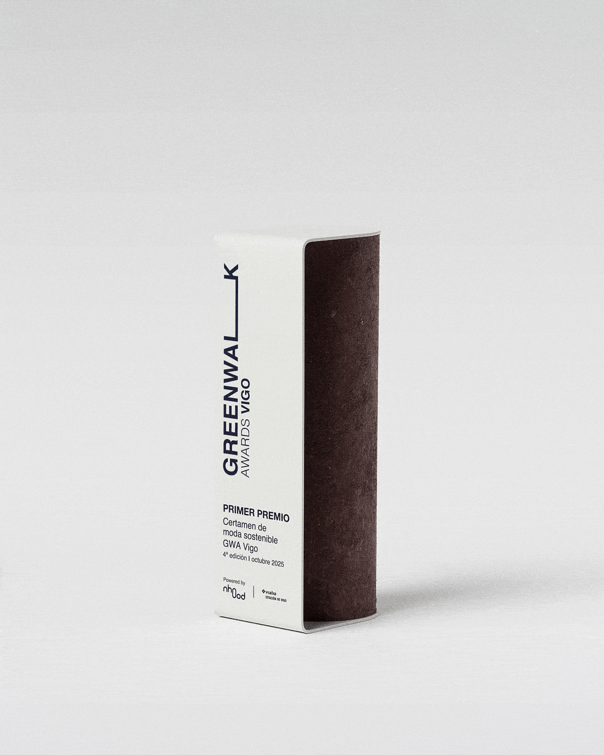 personalizaci&oacute;n trofeo Totem CLOT Sustain Awards