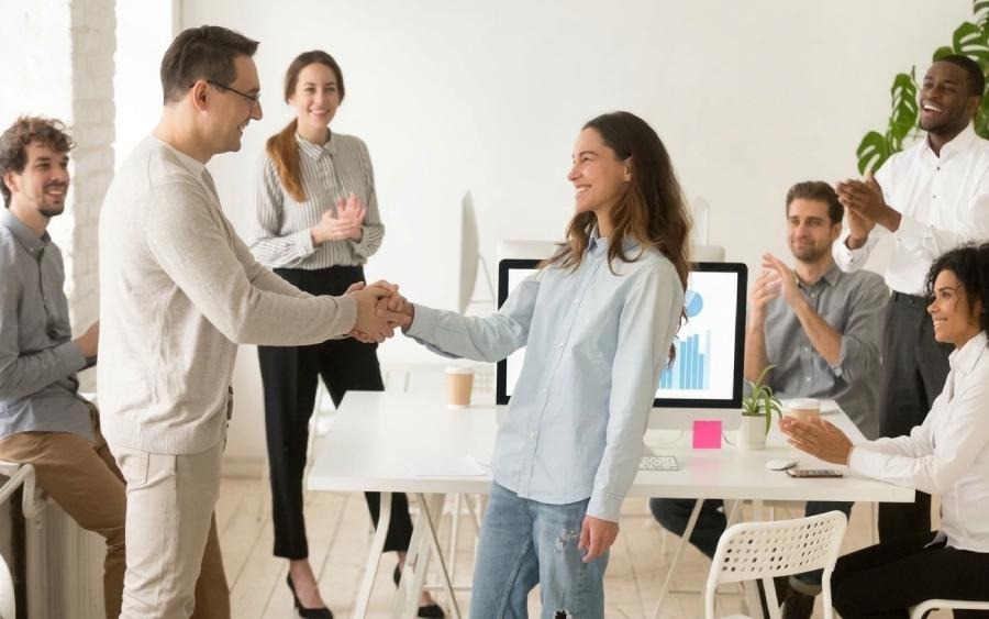Recompensas não monetárias: guia para reconhecer o talento para além do salário
